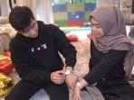 ria-ricis-beri-jam-tangan-mendiang-ayahnya-pada-teuku-ryan.jpg