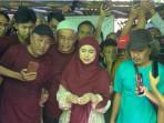 Ria Ricis Diserbu Warga saat Datang ke Masjid Tempat Kurban, Tangis Pecah Lihat Sapinya Dipotong