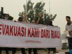 riau-tak-layak-huni-massa-teriak-minta-dievakuasi_20150914_161933.jpg
