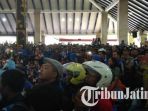 ribuan-aremania-arema-fc-yang-menjuarai-piala-presiden-2017_20170314_121546.jpg