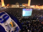 ribuan-bobotoh-nobar-final-piala-presiden-di-alun-alun-bandung_20151019_150639.jpg