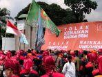 ribuan-buruh-berunjuk-rasa-menolak-kenaikan.jpg