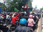 ribuan-buruh-demo-tolak-disahkan-uu-omnibus-law-oleh-dpr_20201007_155327.jpg