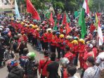 ribuan-buruh-demo-tolak-disahkan-uu-omnibus-law-oleh-dpr_20201007_160506.jpg
