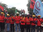 ribuan-buruh-demo-tolak-disahkan-uu-omnibus-law-oleh-dpr_20201007_160857.jpg