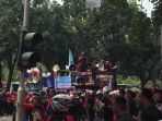 ribuan-buruh-di-balai-kota_20170501_151301.jpg