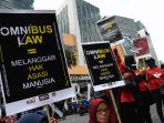 ribuan-buruh-gelar-aksi-tolak-omnibus-law-di-bundaran-waru_20200311_175310.jpg