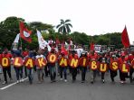 ribuan-buruh-gelar-aksi-tolak-omnibus-law-di-bundaran-waru_20200311_182853.jpg