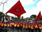 ribuan-buruh-gelar-aksi-tolak-omnibus-law-di-bundaran-waru_20200311_183134.jpg