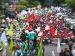 ribuan-buruh-gelar-aksi-tolak-omnibus-law-di-bundaran-waru_20200311_183434.jpg