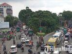 ribuan-buruh-saat-melakukan-aksi-memperingati-hari-buruh-sedunia-atau-may-day-2019-di-surabaya.jpg