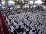 ribuan-calon-jemaah-haji-kota-bandung-ikuti-bimbingan-manasik_20240423_190322.jpg