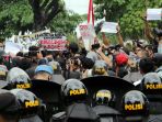 ribuan-demonstran-tuntut-pencabutan-uu-cipta-kerja_20201007_201231.jpg