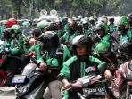 ribuan-drever-ojol-demo-di-depan-istana-merdeka_20171124_120945.jpg
