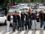 ribuan-driver-online-sejawa-tengah-gelar-demo-di-kantor-gubernur_20180125_195245.jpg