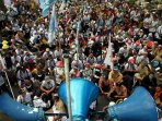ribuan-guru-honorer-demo-minta-jadi-pns_20150915_181413.jpg