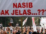 ribuan-guru-honorer-lakukan-aksi-tuntut-pengangkatan-pns_20150915_175159.jpg