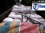 ribuan-karung-pupuk-di-bak-truk_20160223_190437.jpg