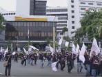 ribuan-karyawan-bank-danamon-protes-phk-massal_20161031_162003.jpg