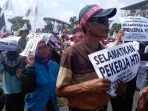 ribuan-massa-aksi-dari-pekerja-memadati-ruas-jalan-sudirman-depan-kantor-gubenur-riau-di-pekanbaru_20171023_111414.jpg