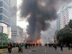 ribuan-massa-anti-uu-cipta-kerja-berdempetan-ti.jpg