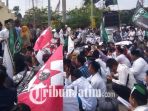 ribuan-massa-dari-berbagai-elemen-saat-turun-jalan-di-sampang_20180208_210434.jpg