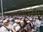 ribuan-orang-menyalatkan-mendiang-almarhum-habib-abdurrahman-muhammad_20180116_115908.jpg