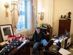 ribuan-pendukung-donald-trump-serbu-gedung-kongres-amerika_20210107_214629.jpg
