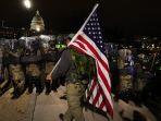 ribuan-pendukung-donald-trump-serbu-gedung-kongres-amerika_20210107_235210.jpg