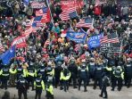 ribuan-pendukung-donald-trump-serbu-gedung-kongres-amerika_20210108_011215.jpg