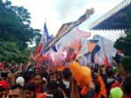 ribuan-pendukung-persija-jakarta-alias-the-jakmania-memenuhi-area-balai-kota_20180218_170034.jpg