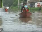 ribuan-rumah-masih-terendam-banjir-di-bandung_20161030_160818.jpg
