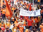 ribuan-the-jakmania-demo-di-seberang-istana_20150505_234023.jpg