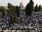 ribuan-umat-muslim-palestina-melaksanakan-salat-di-sekitar-masjid-al-aqsa.jpg