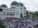 ribuan-umat-muslim-salat-iedul-adha-di-masjid-raya-medan_20170901_105724.jpg
