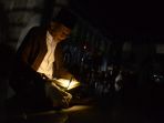 ribuan-umat-muslim-surabaya-lakukan-ibadah-itikaf_20170619_202638.jpg