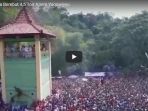 ribuan-warga-berebut-45-ton-apem-yaqowiyyu_20171103_192152.jpg