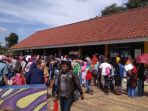 ribuan-warga-kesal-mengantre-pendaftaran-kia-di-rptra-dahlia_20180403_131946.jpg