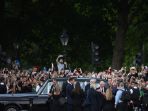 Berita Foto : Raja Charles III Tiba di Istana Buckingham Disambut Ribuan Orang