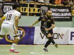 ricardinho-menendang-bola-dalam-laga-black-steel-vs-pendekar-united.jpg