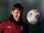 riccardo-tonin-yang-merupakan-striker-asal-tim-primavera-ac-milan.jpg