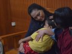 richard-mantholas-bersama-ibunya-netty-saat-diamankan-di-mapolres-kupang_20180530_172352.jpg