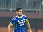 ricky-kambuaya-kena-kartu-merah-di-babak-pertama-saat-persib-vs-borneo-fc.jpg