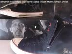 ridho-slank-sematkan-resleting-di-sepatunya-supaya-mudah-masuk-tempat-salat_20180525_155403.jpg