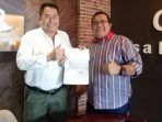 riduan-tumenggung-menyerahkan-surat-gub-alex-noerdin-kepada-judiarto_20170907_180421.jpg