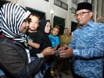 ridwan-kamil-beri-santunan-keluarga-petugas-pemilu-yang-meningga_20190424_065700.jpg