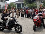 ridwan-kamil-bersama-rafael-marquez-berpose-bak-dilan-di-bandung_20190209_201710.jpg