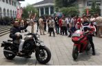 ridwan-kamil-bersama-rafael-marquez-berpose-bak-dilan-di-bandung_20190209_201818.jpg
