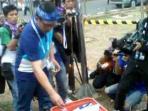 ridwan-kamil-bersihkan-sampah_20141107_203319.jpg