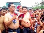 ridwan-kamil-buka-baju_20141105_164405.jpg